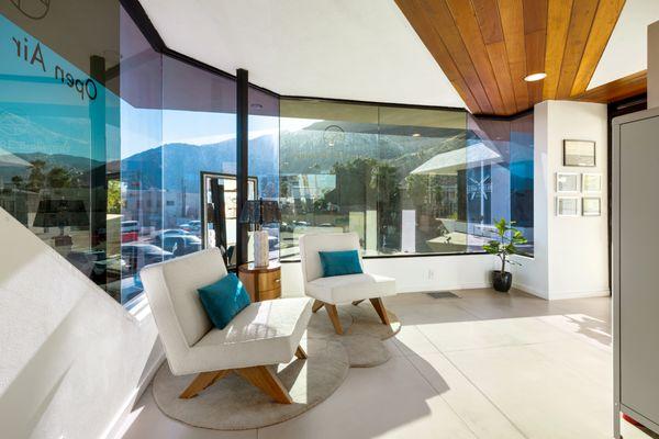 Sitting area with views of the mountains in DT Palm Springs