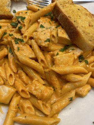 Vodka penne with chicken