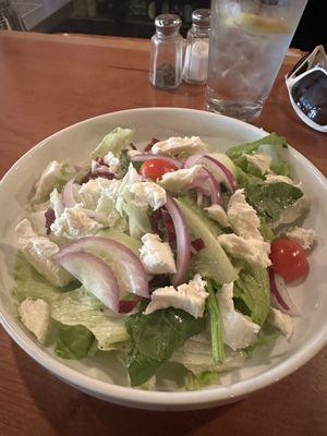 Spring mix salad with fresh mozzarella