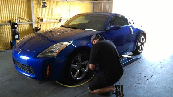 Justin@Elite Tire Co, putting on the new tires on my Z.