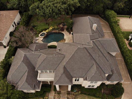 Location Colleyville, TX
 Material: DaVinci Bellaforte Slate 
 Color: Dark Mountain Vari-Blend