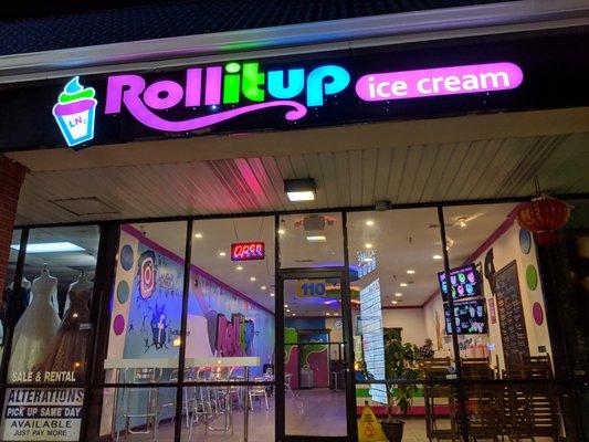 Roll It Up Ice Cream storefront.