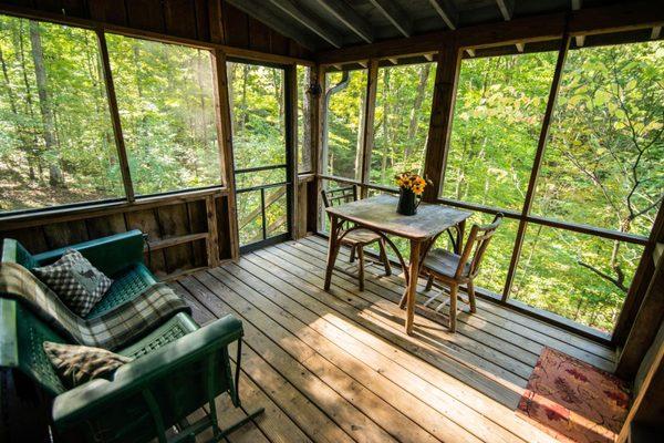 Screen porch at Covered Bridge Log Cabin