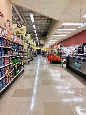 Hannaford Clifton Park NY. Clean and well kept.