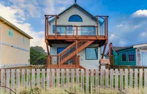 A classic beachfront picket fence is so perfect.