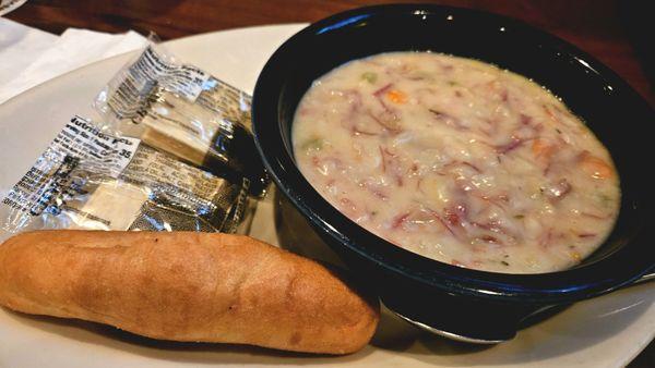 11/18/23 soup of the day (Reuben) with breadstick and crackers