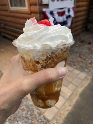 Caramel crunch sundae on cookies and cream