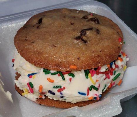 Giant Cookie sandwich.
Fresh baked chocolate chunk cookie, choice of Ice Cream.