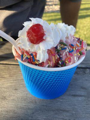 Cherry & black raspberry soft serve med sundae