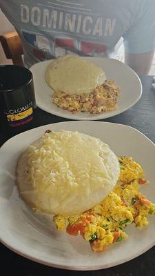 Perico y arepa con queso