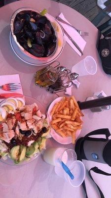 Salad and mussels and fries