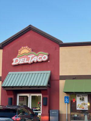 Exterior of Del Taco in Washington Utah.