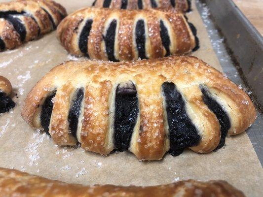 Blueberry filled claws 100% Danish ( peinetas rellenas de arandanos 100% Danish) we use pure fruit to give the authenticity of our pastries