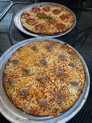 Sausage pizza & pepperoni + hot oil pizza