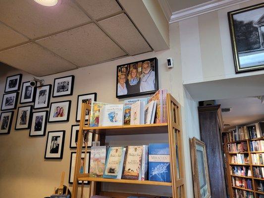 Photograph of Karen Kingsbury with Joel and Carol the owners of Landmark Booksellers