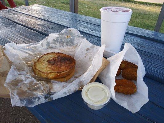 Decided to try the patty melt and some jalapeno poppers. Both very good. Plus a cherry limeade of course.