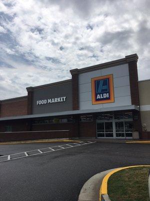 Aldi store front and plenty of parking.