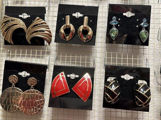 I do love 80s style jewelry! Most earrings are under $9.99, with the majority under $5.