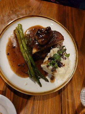 Filet with mashed potatoes and asparagus