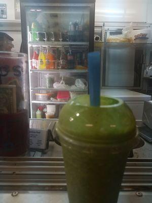 Jugo Verde (niña, apio, espinacas, perejil, mañana Verde, y pepino) and I requested to add some honey...healthy and yummy!