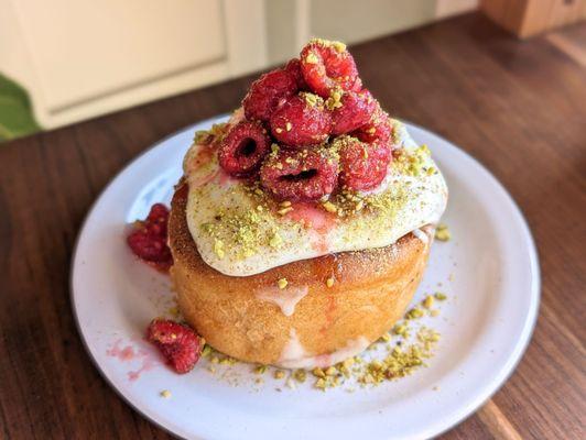 Raspberry Pistachio Cinnamon Roll | Instagram: @telephonesmoothie