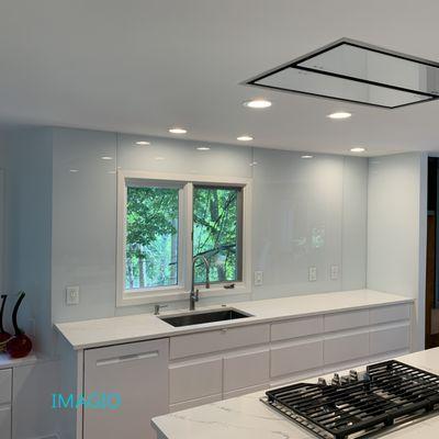 white solid glass kitchen backsplash by IMAGIO