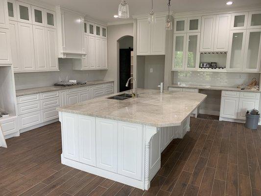 Kitchen cabinets & quartz Countertops by Floor & More Decor. 832-933-9333