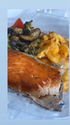 Combo plate w/ Salmon, mac 'n cheese and grilled veggies.