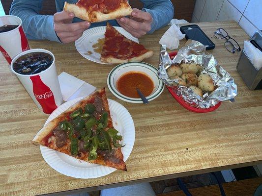 Sausage and pepper slice, garlic knots, 2 pepperoni slices