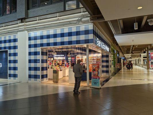 Side angle of BBW, 3rd floor of Palisades Mall