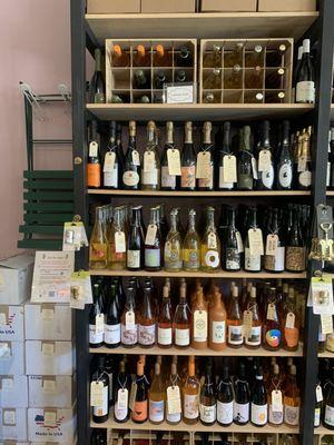 Great selections of natural wine with easy to understand descriptions