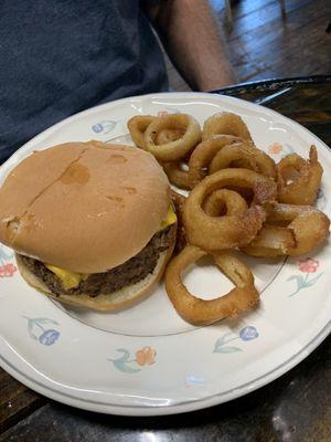 Cheeseburger with onion rings