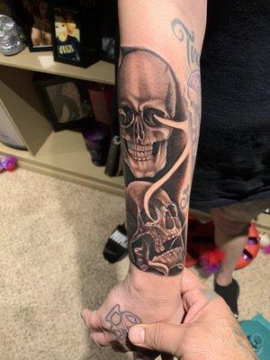 Blk n gry skull sleeve