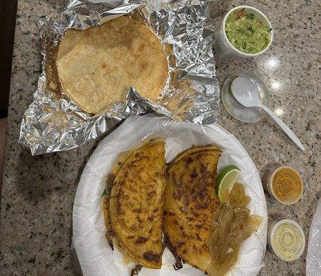 Birria tacos, guacamole