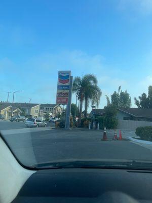 Chevron sign.