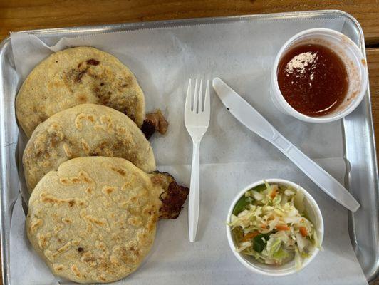 3 pupusas (revueltas, chicharron)