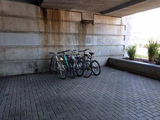 -away from both the street and any potential foot traffic, here is the bike parking nook aka a bike thief's haven.