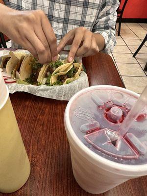 Tacos de Asada y Agua de Jamaica