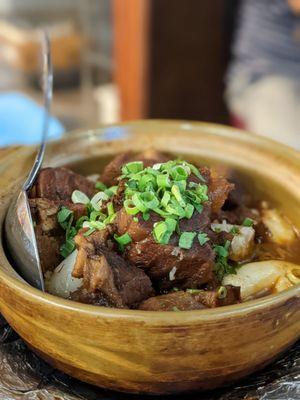 Braised beef on rice noodle clay pot