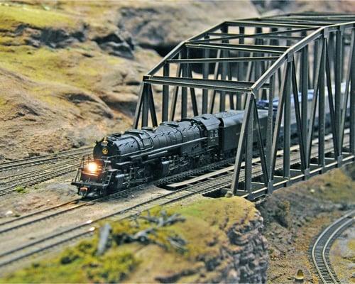 BSME HO scale steamer exiting Howe truss bridge