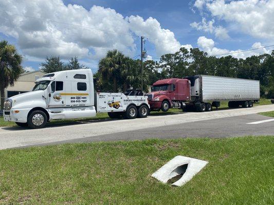 Heavy wrecker Towing a Tractor Trailer