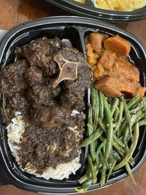 Oxtail with rice, green beans and yams