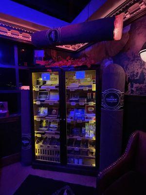 Cigar humidor