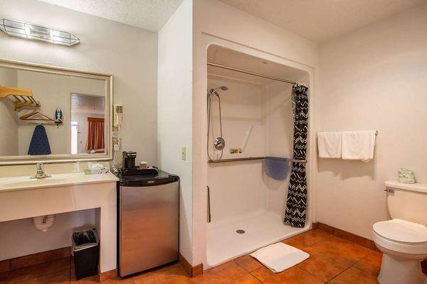 Guest room bath