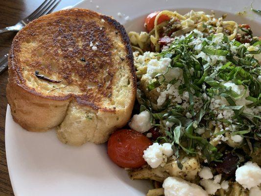 Lemon pesto pasta with garlic toast