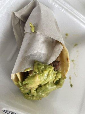 Taco de carnitas con guacamole