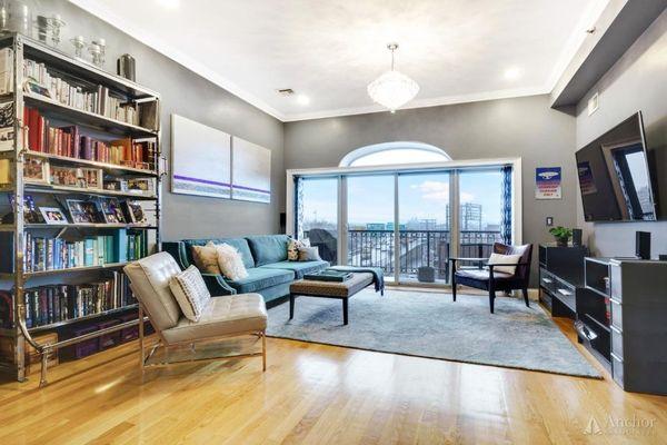 A Stunning 2 Bed/2 Bath for Sale in Boutique Columbia Waterfront Condo!