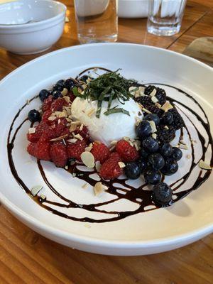 Burrata w berries