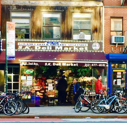 Exterior. Storefront. Deli. Convenience store.