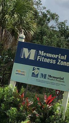 The sign for Memorial Fitness Zone which has various excercise stations